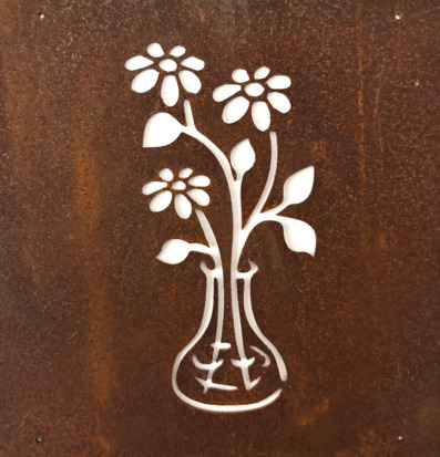 Bild av dekorativ skylt med blommor i vas i rostig metall