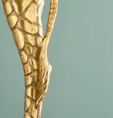 Bild av dekorativt gyllene lampben med unik textur och form