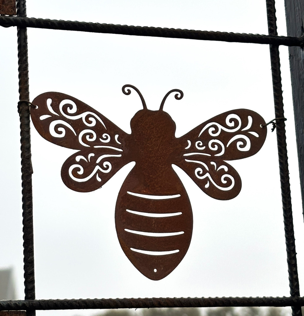 Figur Humla till armeringsnät med ståltråd Lind Decoration Utomhusskyltar Skyltar för utomhusbruk