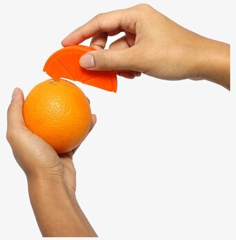 Bild av händer som skalar apelsin med praktisk fruktskalare