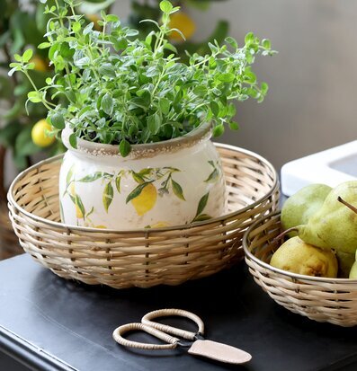 Bild av harmoniskt kök med rottingkorgar, citronkruka och päron