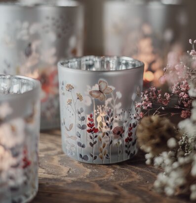 Bild av ljuslyktor i frostat glas med blomstermotiv och tealight