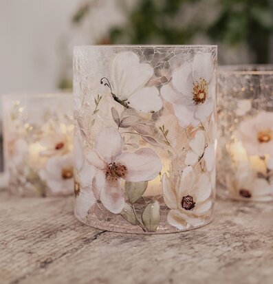 Bild av dekorativ ljuslykta med blommor och fjärilar i glas