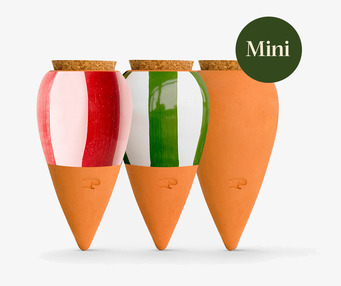 Bild på handmålade mini-kärl i terrakotta med korkproppar