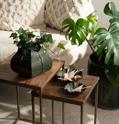 Bild: Elegant vardagsrum med sidebord i trä och antik mässing