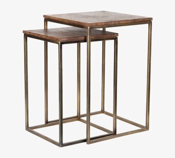 Bild på två sidobord i trä och mässing med stilren design