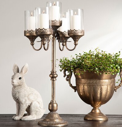 Bild på elegant stilleben med kandelaber, hare och urna