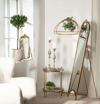 Bild av harmonisk interiör med guldtoner, växter och textilier