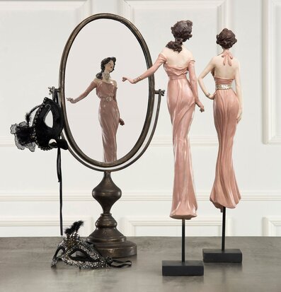 Bild: Elegant stilleben med svart bordsspegel och skulpturer