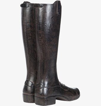 Bild på detaljrik brun stövel som dekorativt paraplyställ