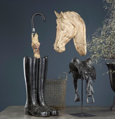 Bild av elegant paraplyställ stövlar och dekorativa detaljer