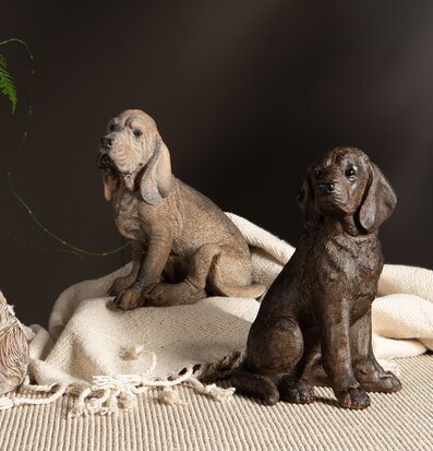 Bild på tre realistiska hundfigurer i harmonisk hemmiljö