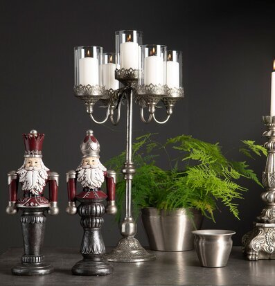 Bild på dekorativa inredningsdetaljer med kandelaber och ljus