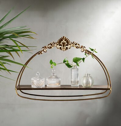 Bild på elegant vägghylla med glasvaser och grön växt hemma