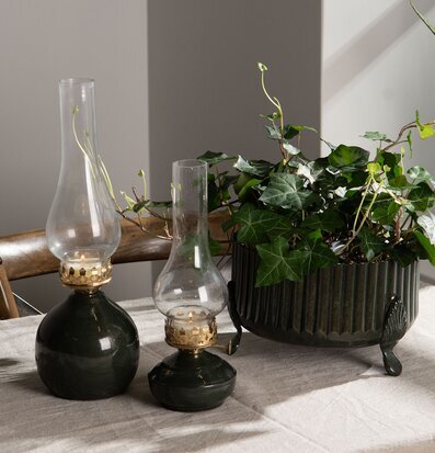 Bild av hemtrevligt bord med lampor, växter och inredning