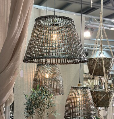 Bild på harmonisk inredning med flätade lampor och växter