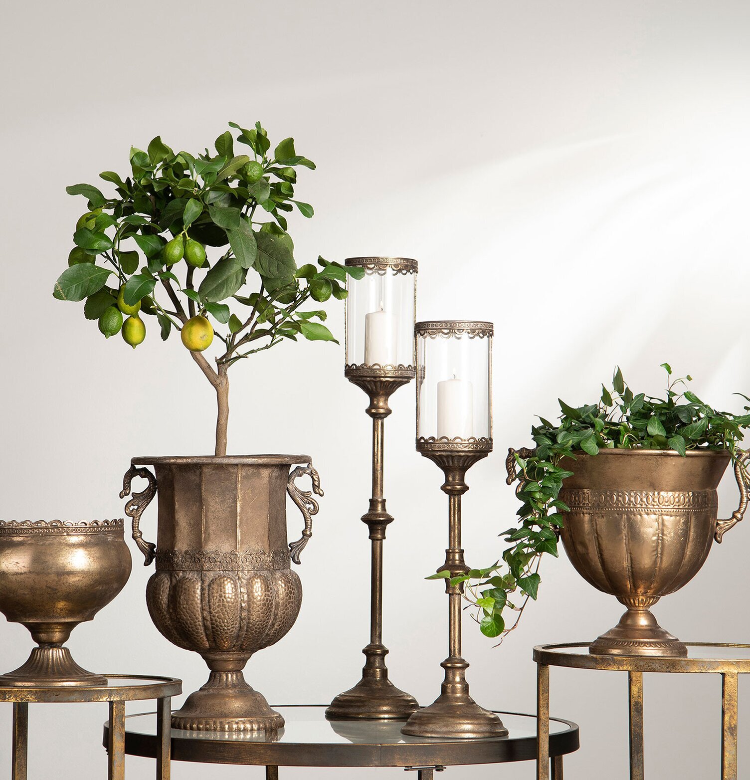 Bild: Klassiska metallurnor och gröna växter i harmonisk inredning