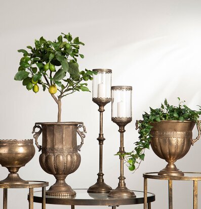 Bild: Klassiska metallurnor och gröna växter i harmonisk inredning