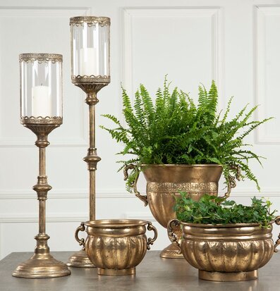 Bild på dekorativa ljuslyktor och krukor i metallisk brons