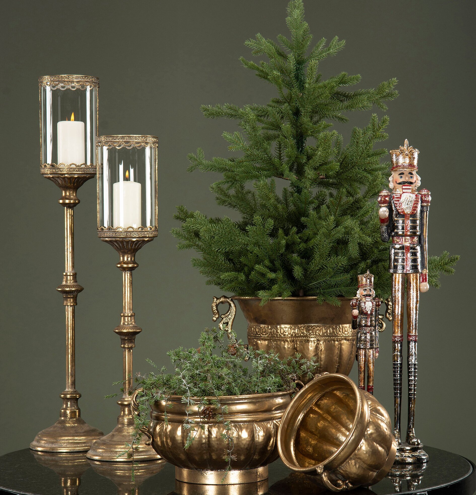 Bild på elegant inredning med lyktor, krukor och tennsoldater