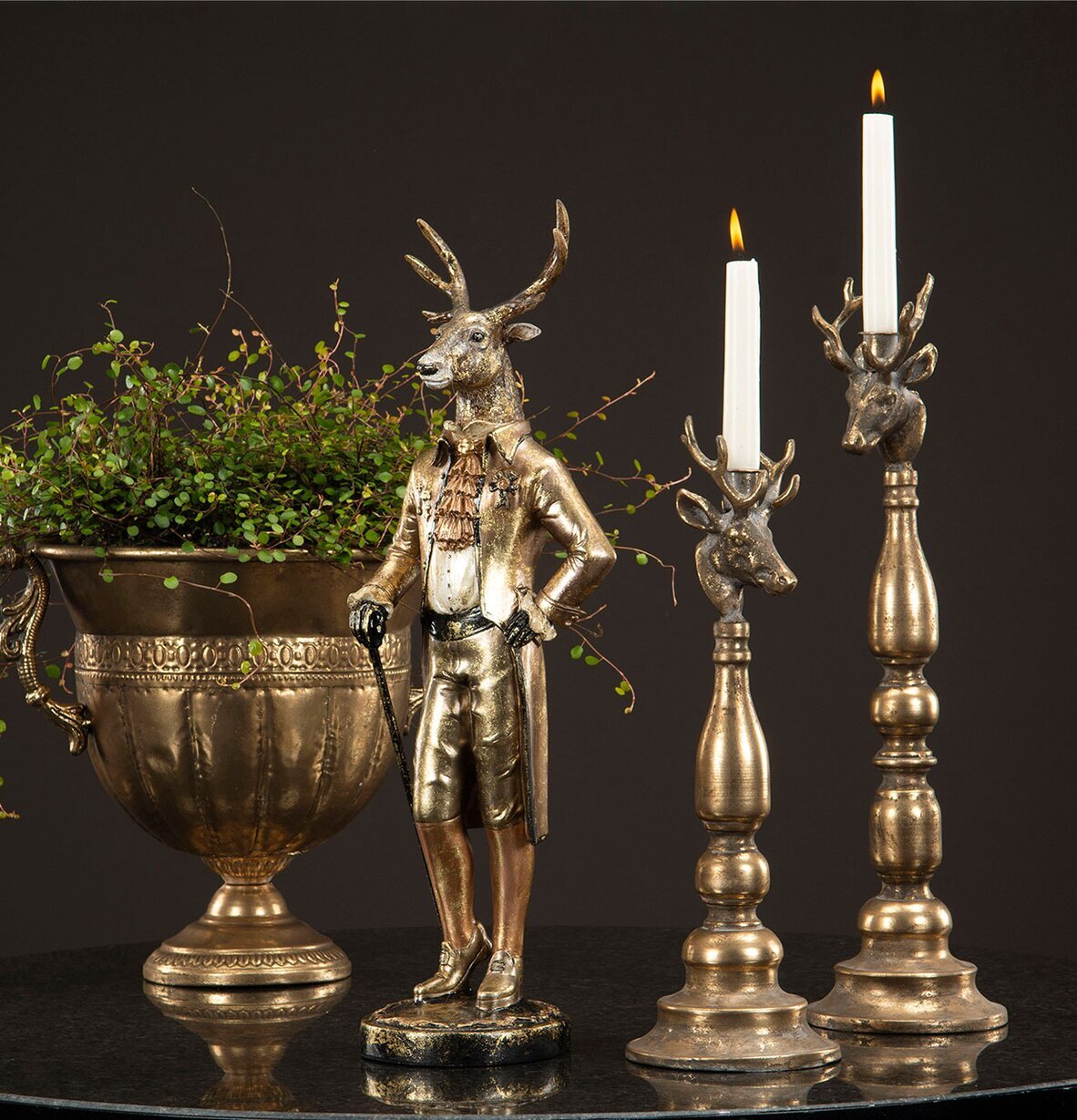 Bild på dekorativa bronsföremål med hjort och ljusstakar