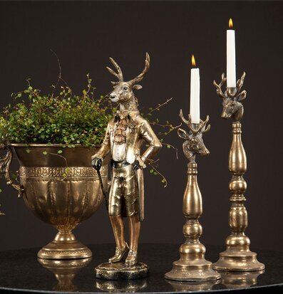Bild på dekorativa bronsföremål med hjort och ljusstakar