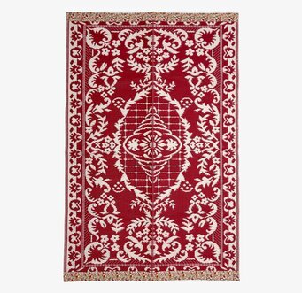 Bild på röd och elfenbensvit plastmatta med blommönster