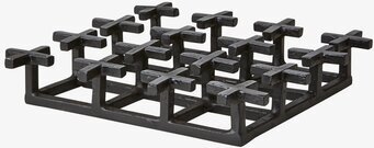 Bild på svart grytunderlägg i metall med rutmönster och kryss