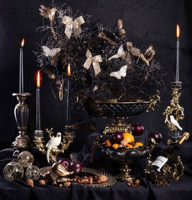 Bild av elegant stilleben med svarta och gyllene detaljer