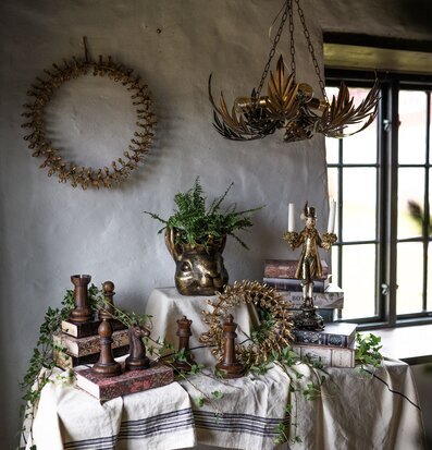 Bild av rustik hörna med kaninkruka och gulddetaljer