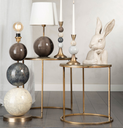 Bild på harmonisk inredning med stenkulor, mässing och kanin