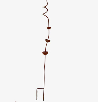 Bild av rostbrun trädgårdsdekoration med skålar och spiral