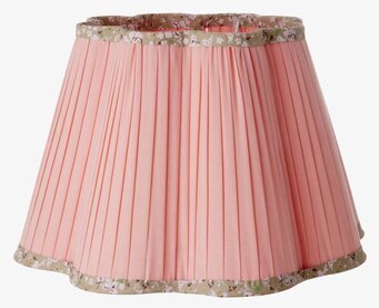 Bild på plisserad lampskärm med rosa textil och blomkant