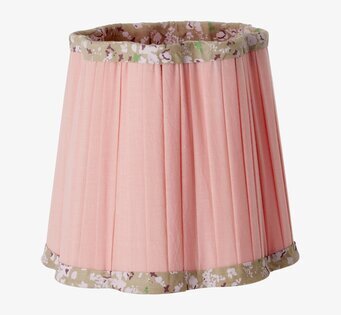 Bild på rosa veckad lampskärm med blommig bård och struktur