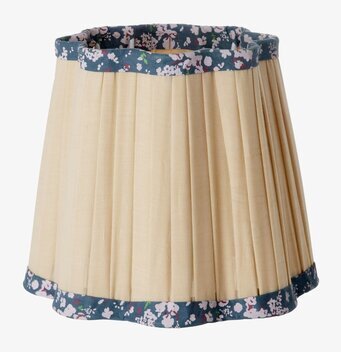 Bild på lampskärm med sandfärgat tyg och blommigt kantband