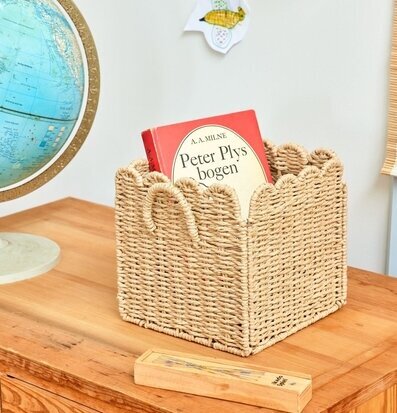 Bild av harmoniskt vardagsrum med vävd förvaringslåda och bok