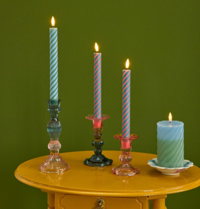 Bild: Färgstarkt sidobord med LED-ljus och glasljusstakar