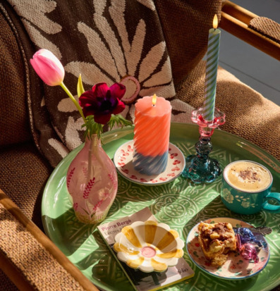 Bild av harmoniskt stilleben med fika, bok och heminredning