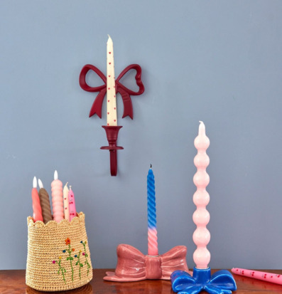 Bild: Färgstarka ljusstakar med rosetter och lekfulla ljus