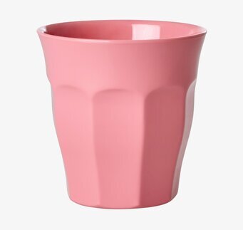 Bild på rosa melaminmugg med slät yta och subtila fält