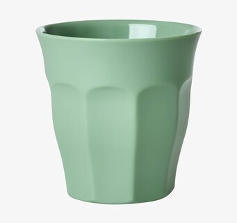 Bild på grön melaminmugg – stilren och tålig för köket
