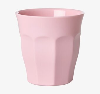 Bild på rosa melaminmugg med ergonomisk form och blank yta