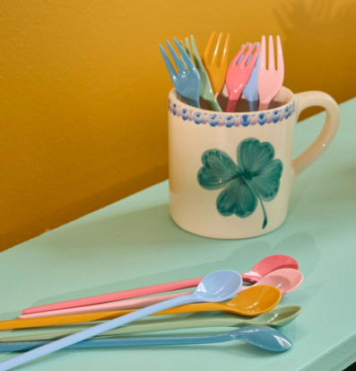 Bild: Färgglad dukning med dessertgafflar och pastellmuggar
