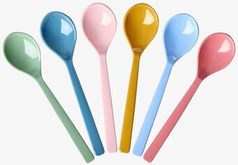 Bild på sex färgglada teskedar i melamin mot vit bakgrund