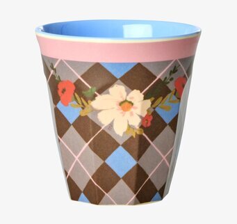 Bild av mugg med rutmönster, blommor och blå insida