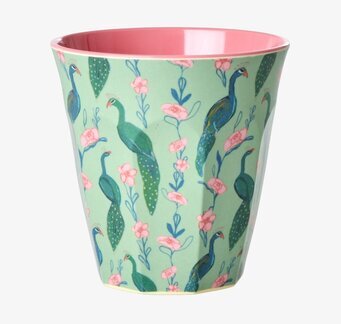 Bild på färgglad mugg med påfåglar, blommor och grön bakgrund