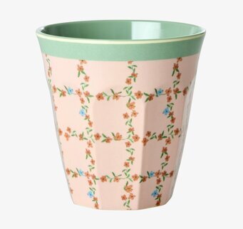 Bild av pastellrosa mugg med blommönster och grön insida