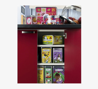 Bild av färgstarka plåtburkar i kreativ köksscen