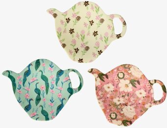 Bild på tre färgglada tekannor-formade fat med blommönster