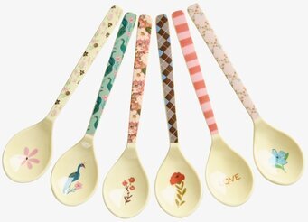 Bild på sex färgglada teskedar i melamin med unika mönster